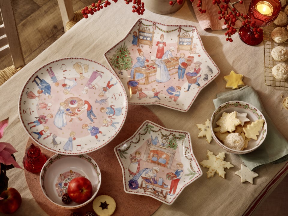 Assiettes de diff&eacute;rentes formes sur une table d&eacute;cor&eacute;e pour No&euml;l.